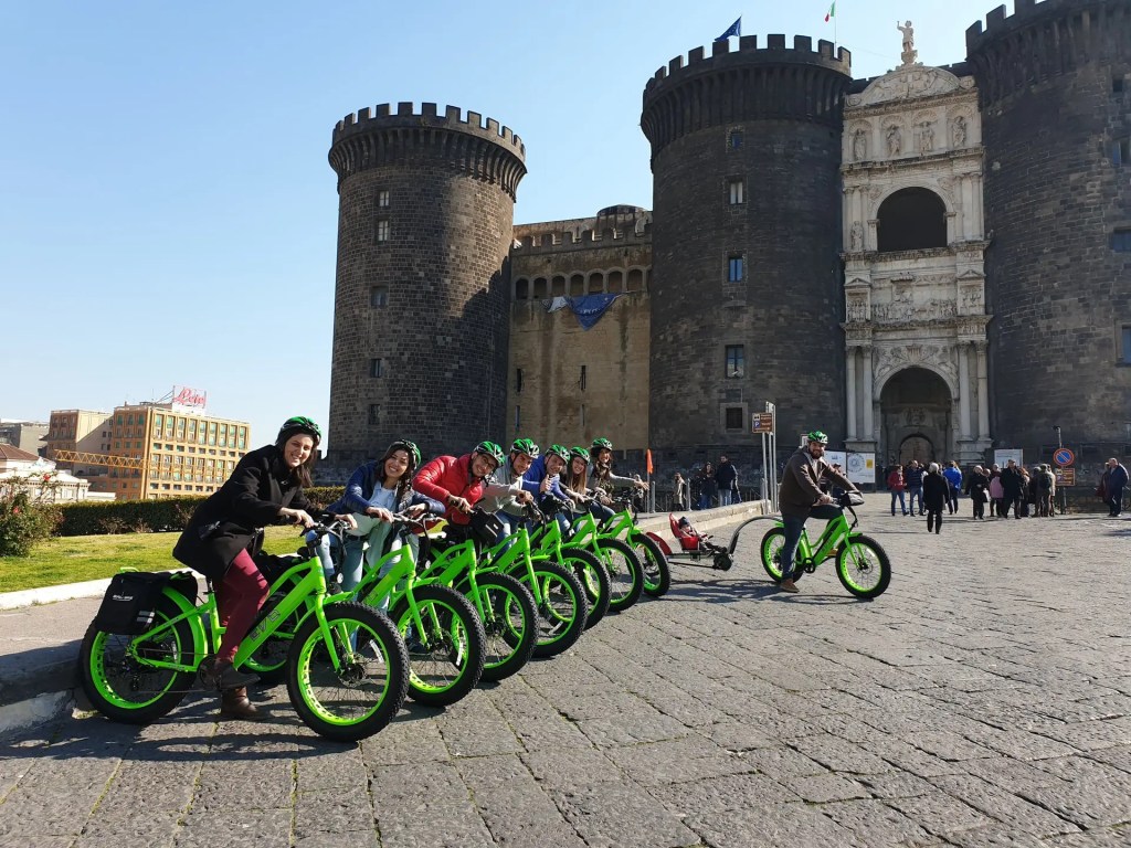 Tour guidato di Napoli in bicicletta lungo il lungomare Caracciolo e via Partenope con vista sul Golfo &mdash; Naples Through Antonio.