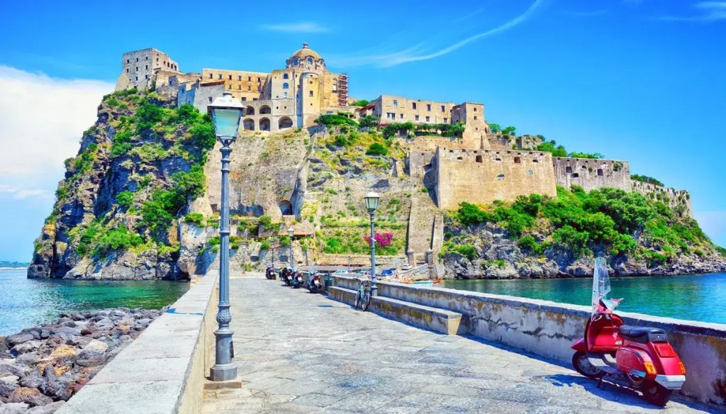 Scorcio panoramico del Castello Aragonese e delle spiagge dell'isola di Ischia &mdash; Escursione guidata con Naples Through Antonio.