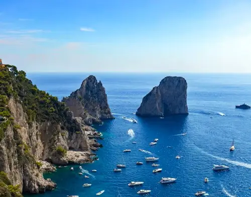 Veduta dei Faraglioni di Capri dal mare - Escursione guidata con Naples Through Antonio