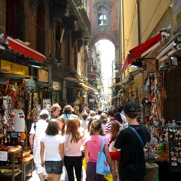 Vicolo tipico del centro storico di Napoli con corni portafortuna - Tour della napoletanit&agrave; con Antonio