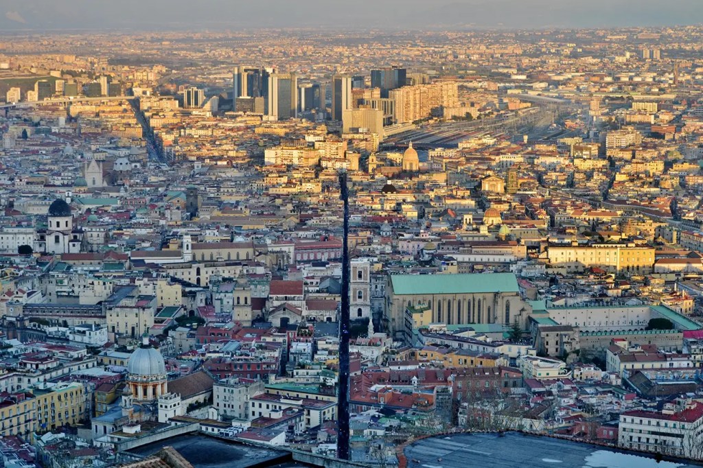 Panorama di Napoli dall'alto lungo la scalinata della Pedamentina di San Martino verso la Pignasecca &mdash; Tour Napoli in verticale con Naples Through Antonio.